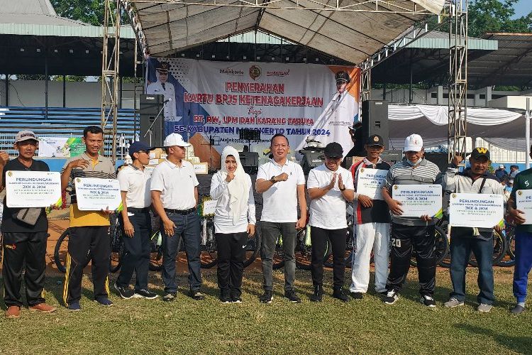 Bupati Ikfina Serahkan Kartu BJPS Ketenagakerjaan untuk 16 Ribu Lebih Ketua RT hingga Karang Taruna
 