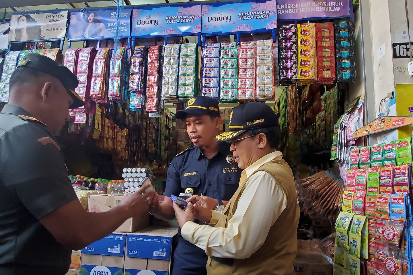 Sidak Rokok Ilegal, Pjs Bupati Mojokerto dan Bea Cukai Blusukan ke Pasar Dinoyo
