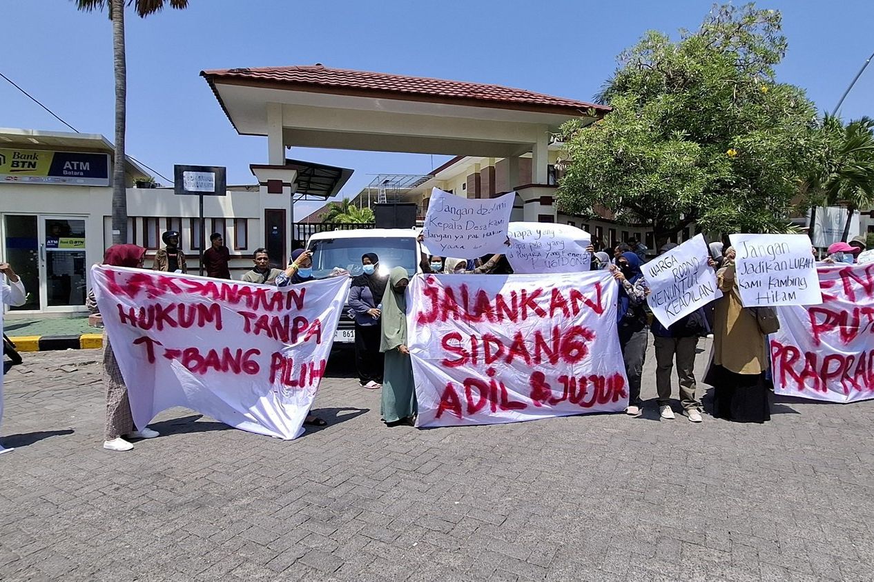 PN Gresik Batalkan Status Tersangka Ketua BPD, Warga Desa Roomo Demo