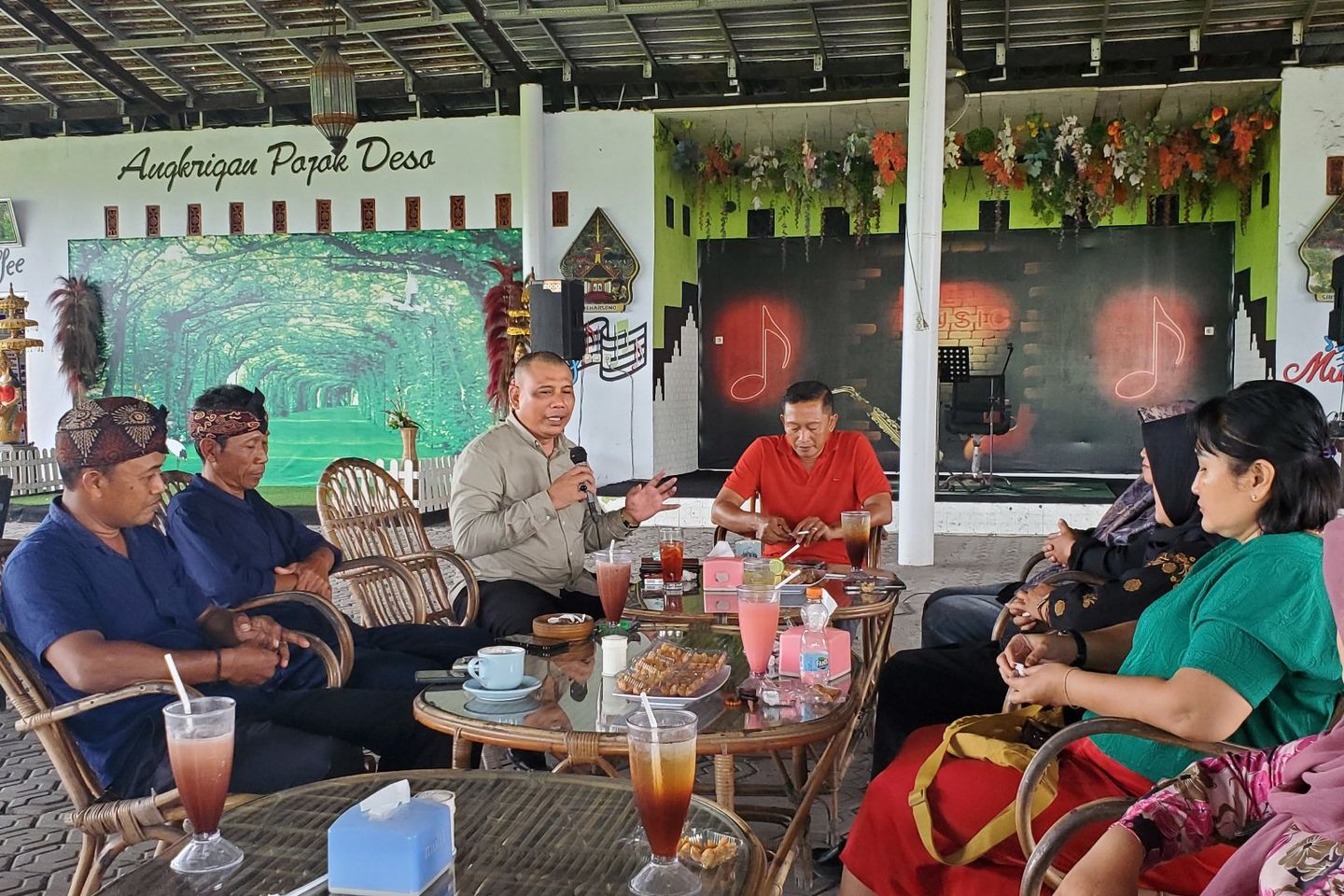Anggota DPRD Jatim Sumardi akan Bantu Promosi Produk UMKM Desa Miagan secara Digital 