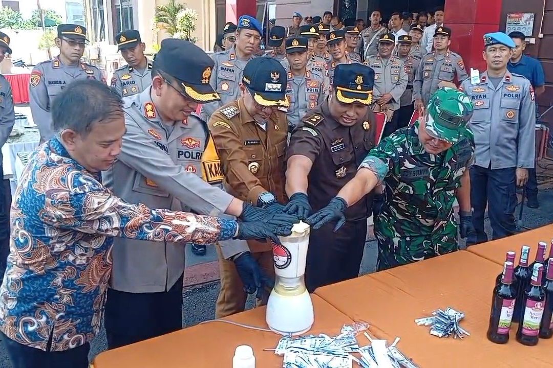 Jelang Lebaran, Ribuan Botol Miras Dimusnahkan di Probolinggo
