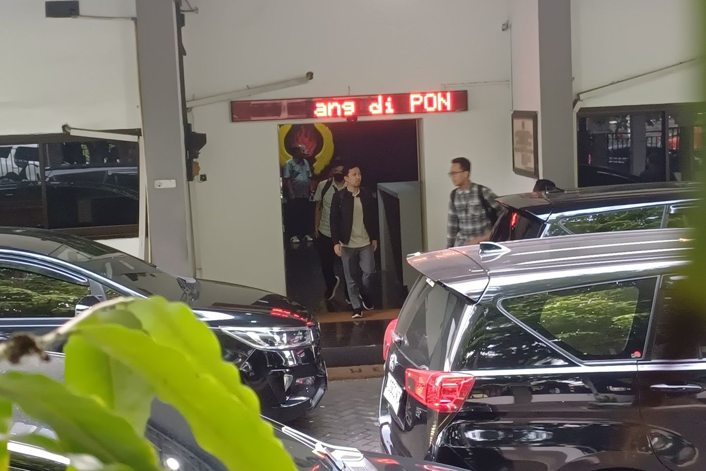 Foto-Foto Penggeledahan Kantor KONI Jatim terkait Korupsi Dana Hibah