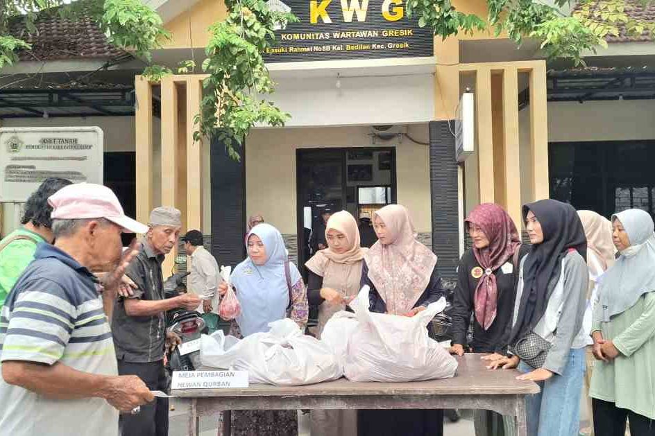 Kompak, Wartawan Gresik dan Istri Bahu Membahu Bagikan Daging Kurban