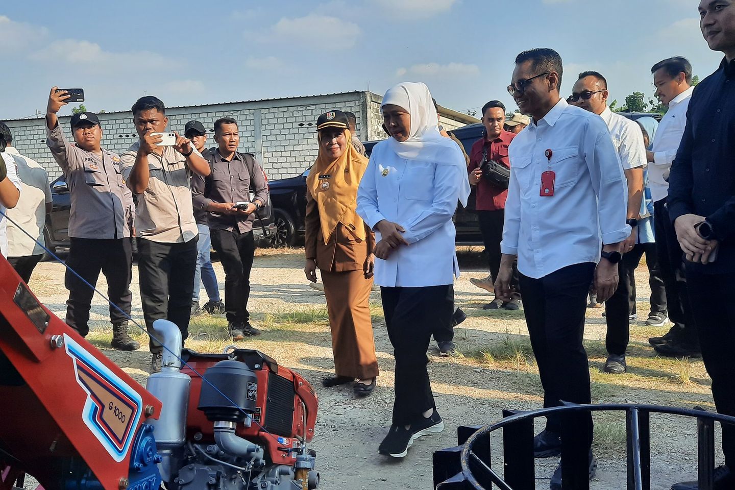 Pasok Pangan Nasional, Khofifah Bagikan 15 Alsintan di Tuban