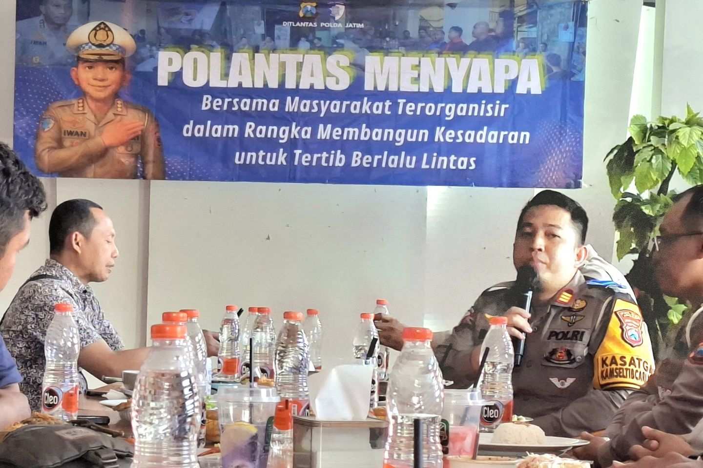 Kampanye Tertib Berlalu Lintas, Polantas Polres Gresik Ngopi Bareng Wartawan