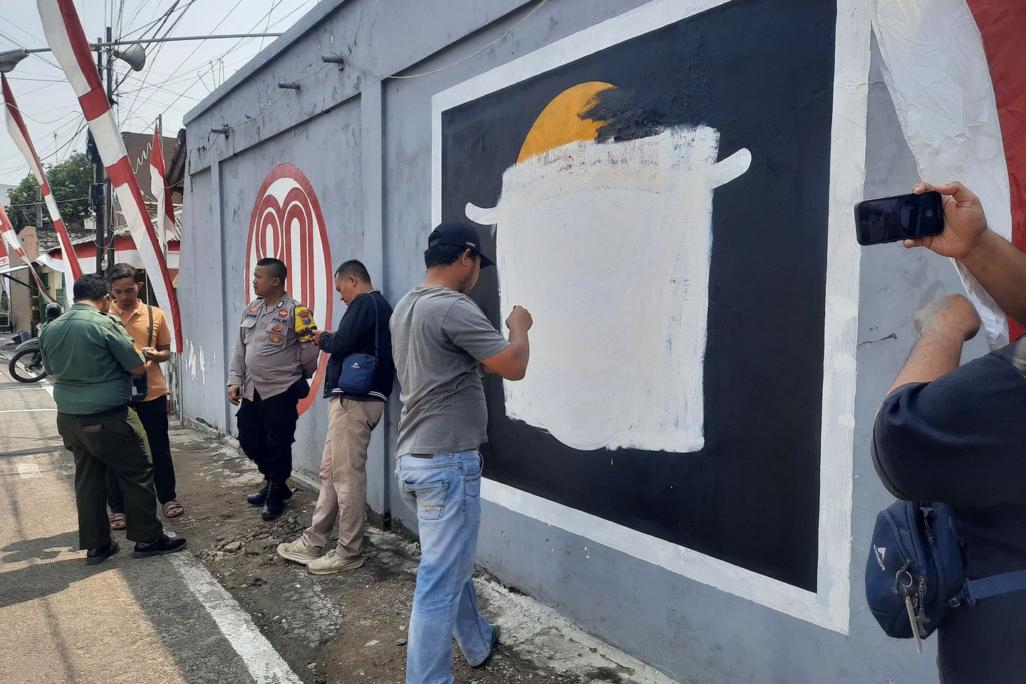 Mural Dianggap Mirip Jolly Roger Dihapus usai Didatangi TNI dan Polri