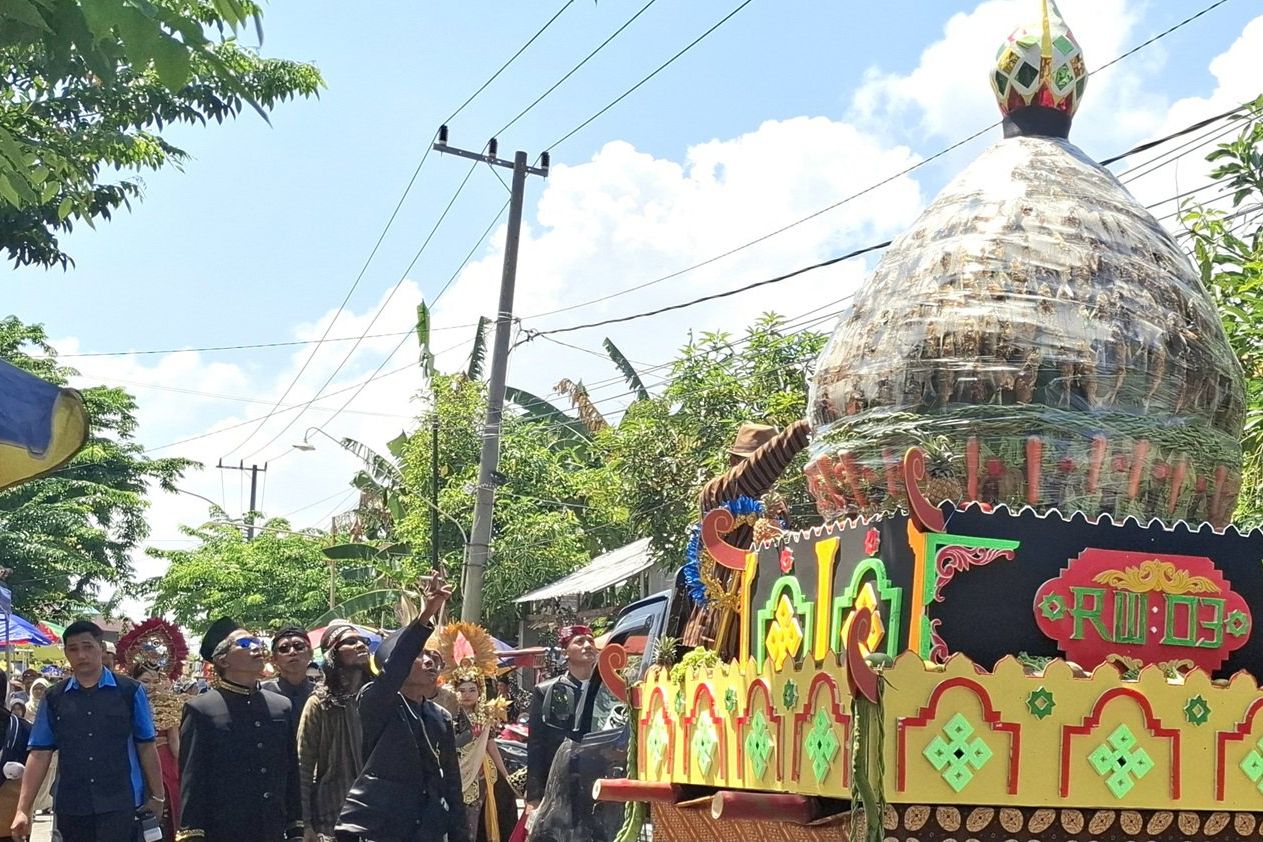 Sedekah Bumi Desa Tambak Beras Cerme Sajikan Tumpeng Ribuan Bandeng