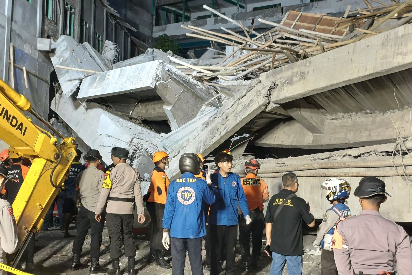 Hingga Selasa dini hari, 30 September 2025, petugas SAR gabungan berusaha menyelamatkan korban bangunan Ponpes Al Khoziny, Buduran, Sidoarjo , yang ambruk Senin sore, 29 September 2025. Foto: Januar
