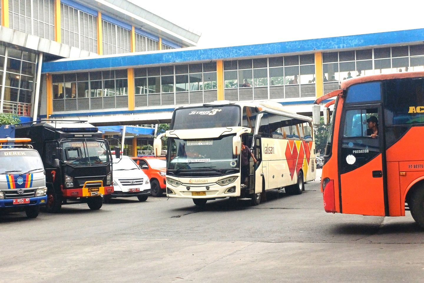 Libur Nataru 2026, Jumlah Penumpang di Terminal Bus Purabaya Merosot