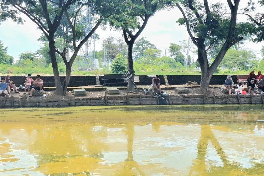 Minimalisasi Dampak Gawai, Orang Tua Ajak Anak Berlibur ke Kolam Pemancingan Ikan