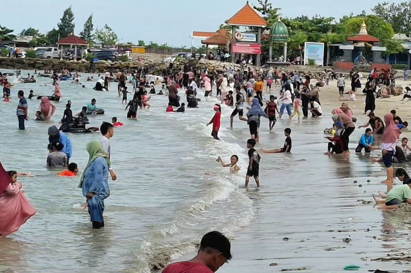 Pasir Putih Dalegan, Destinasi Wisata di Gresik yang Menjadi Jujugan Pemudik