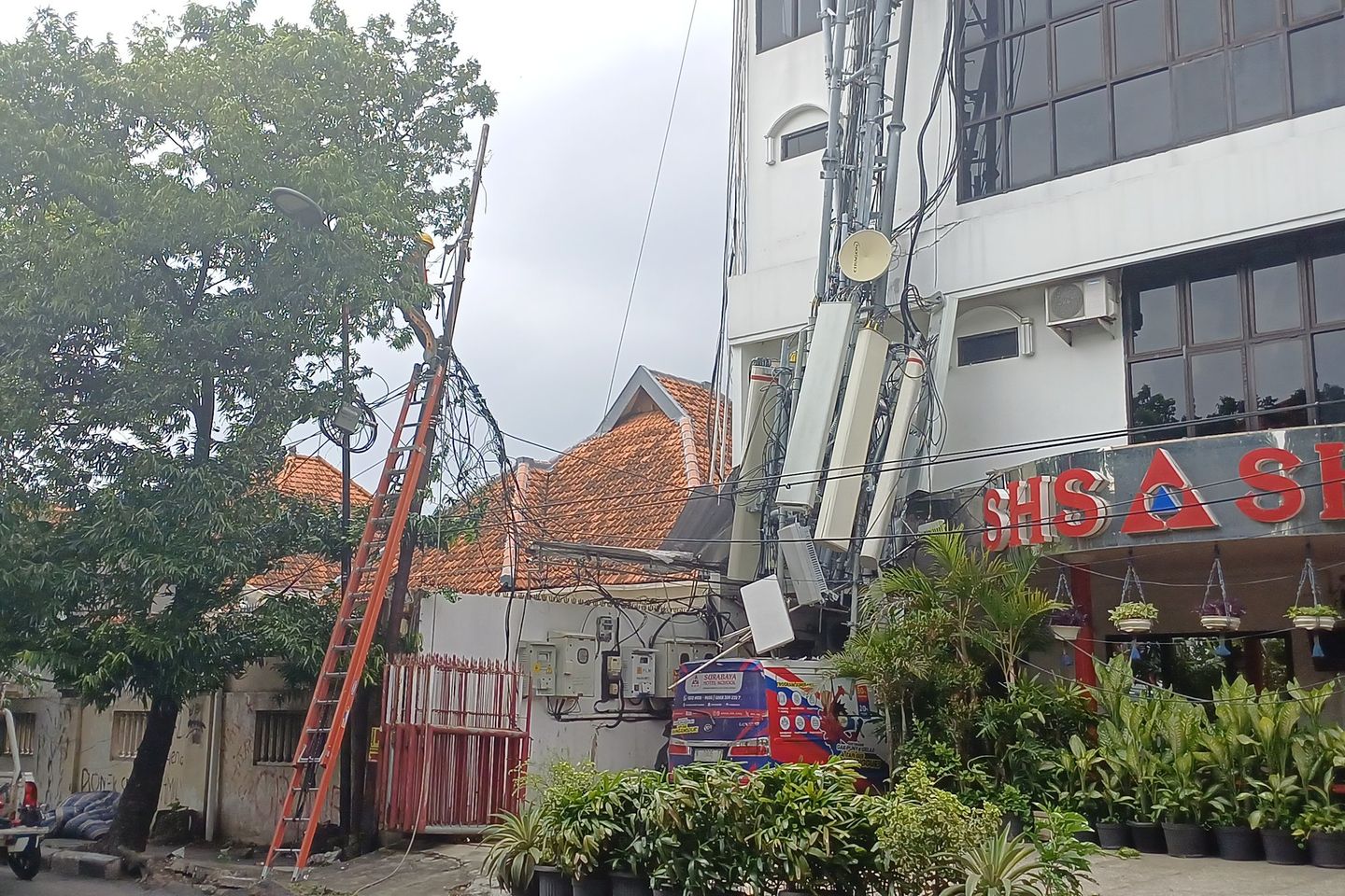 Diterpa Angin Kencang, Tower BTS Provider Telekomunikasi di Surabaya Ambruk