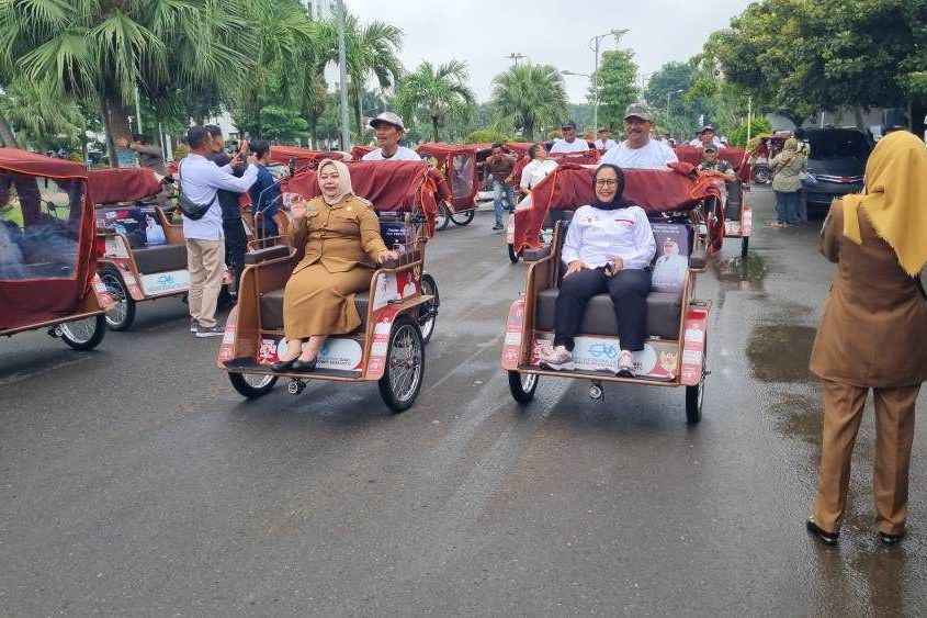 Tukang Becak Sepuh di Ponorogo Terima Becak Listrik dari Presiden Prabowo
