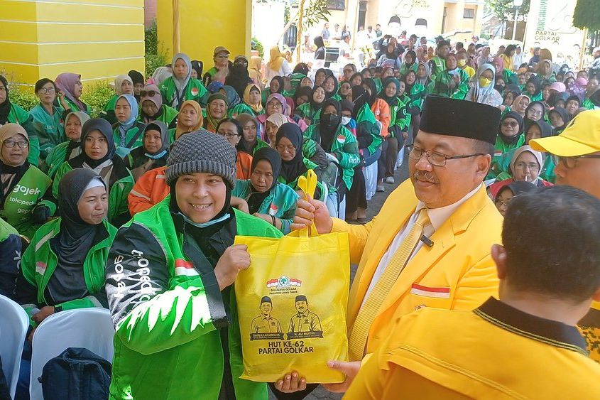HUT ke-62, Golkar Jatim Bagikan Paket Sembako Kepada Driver Ojol Perempuan