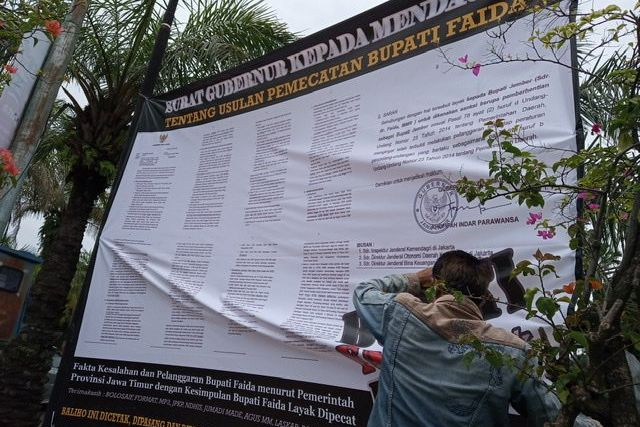 Kritik Mendagri, Aktivis Pasang Surat Usulan Pemberhentian Bupati Faida di Jalan Protokol