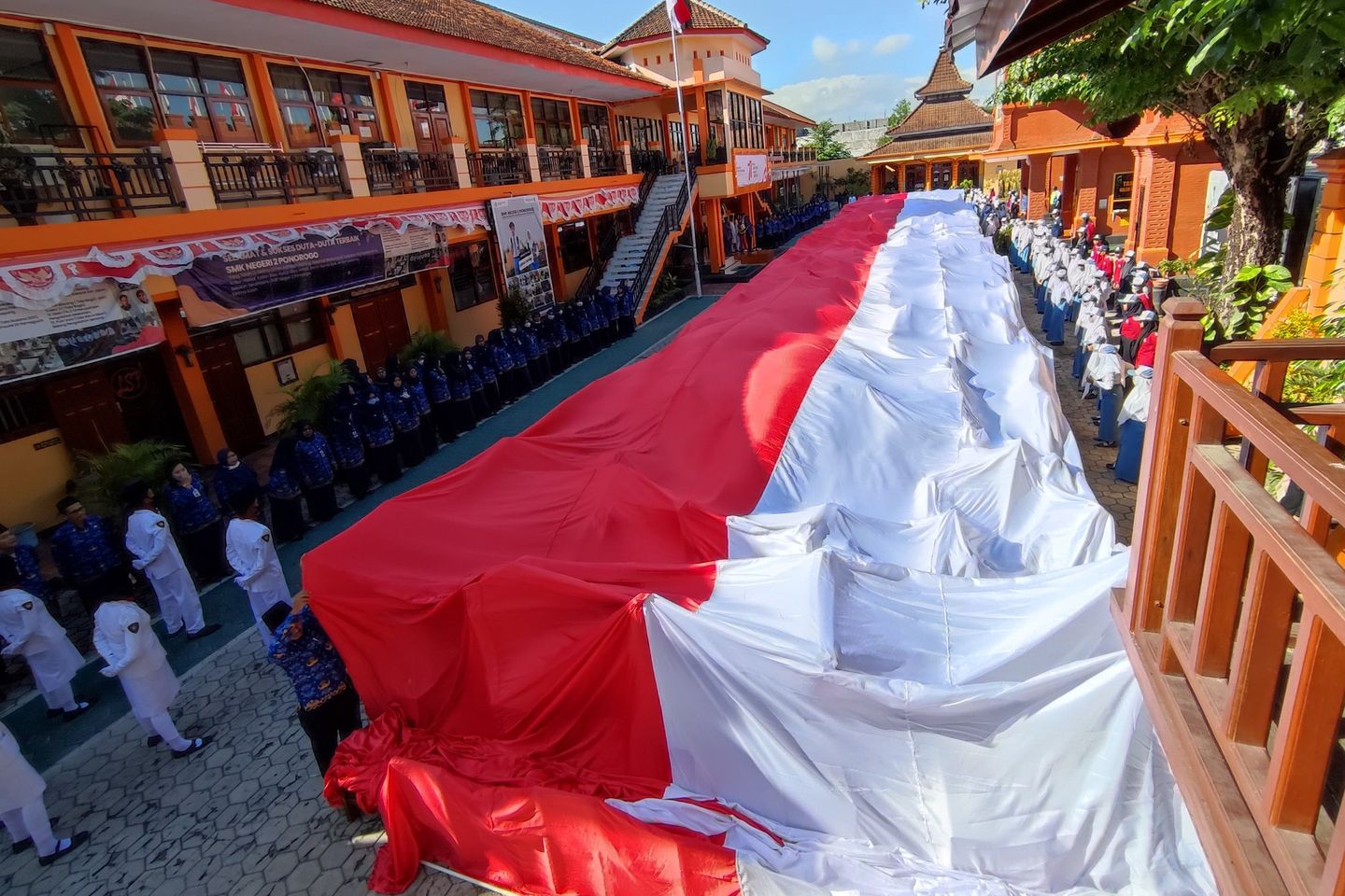 Kemerdekaan RI, Bendera Sepanjang 77 Meter Dikibarkan 1500 Siswa SMK di Ponorogo 