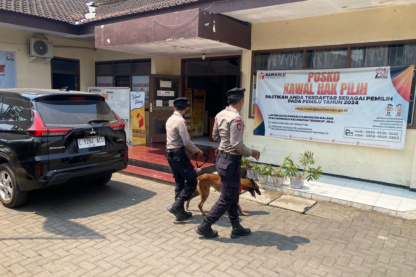 Jaga Kondusifitas Jelang Pemilu 2024, Polisi Jaga Kantor Bawaslu Kabupaten Malang