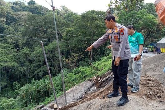 Diduga Akibat Muatan Kendaraan Besar, Proyek Perbaikan Plengsengan Jalur Gumitir Longsor