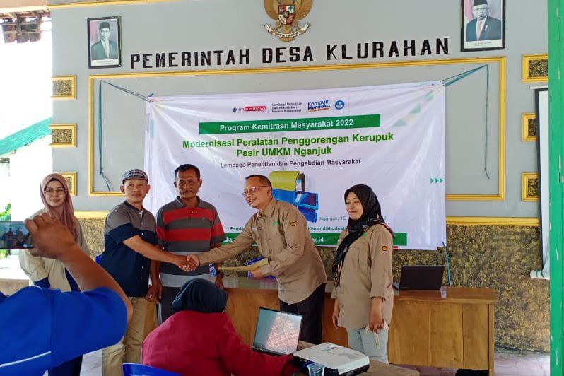 Tim PKM Universitas Muhammadiyah Surabaya Serahkan 1 Unit Alat Penggorengan Kerupuk Pasir