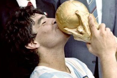Serangan Jantung, Sang <em>Golden Boy </em>Diego Maradona Tutup Usia
