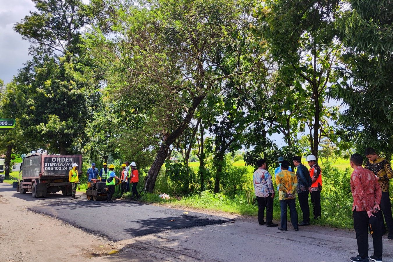 Abah Warsubi Tinjau Perbaikan Jalan, Warga Jombang Merasa Nyaman