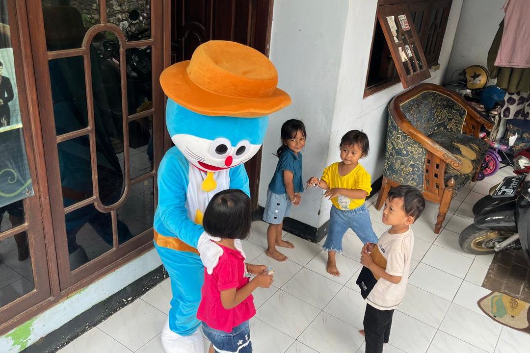 Perjuangan Ninik, Ibu Tunggal Tiga Anak di Mojokerto Bertahan Hidup sebagai Badut Doraemon
