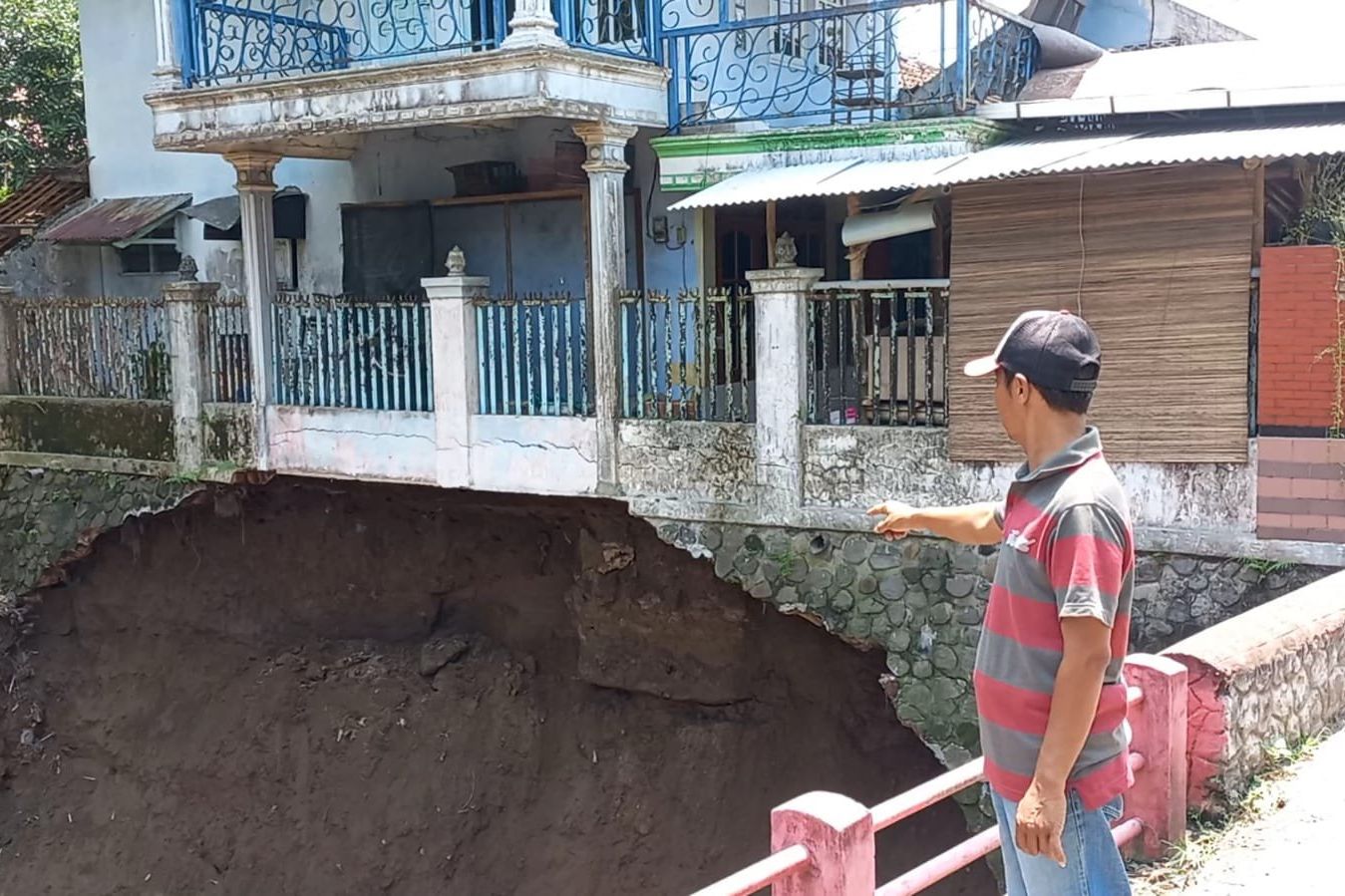Diguyur Hujan Deras, Bangunan Rumah di Mojokerto Tergerus dan Nyaris Roboh