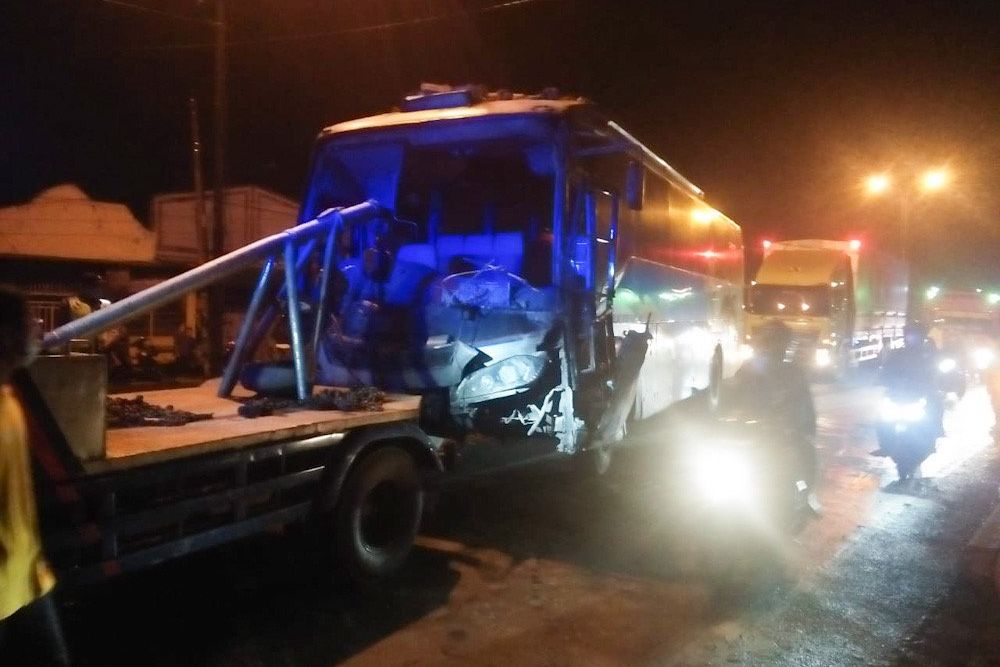 Ugal-ugalan, Bus Sugeng Rahayu Tabrak Rumah Warga