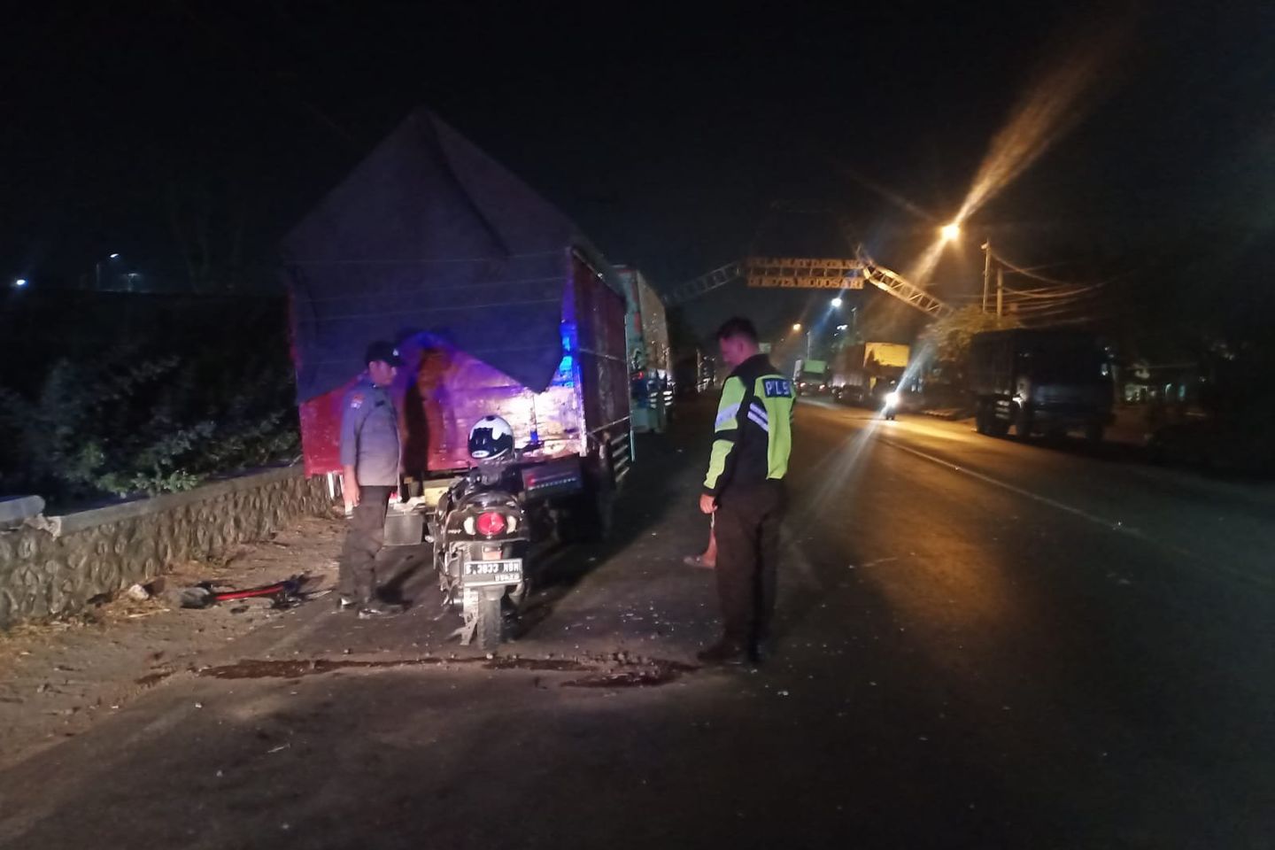 Pemuda Mojosari Tewas Tabrak Truk Parkir