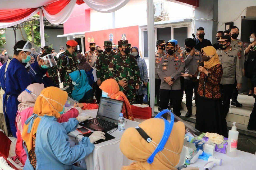 Panglima TNI dan Kapolri Tinjau Vaksinasi Massal di Puskesmas Surabaya, Ini Pesannya