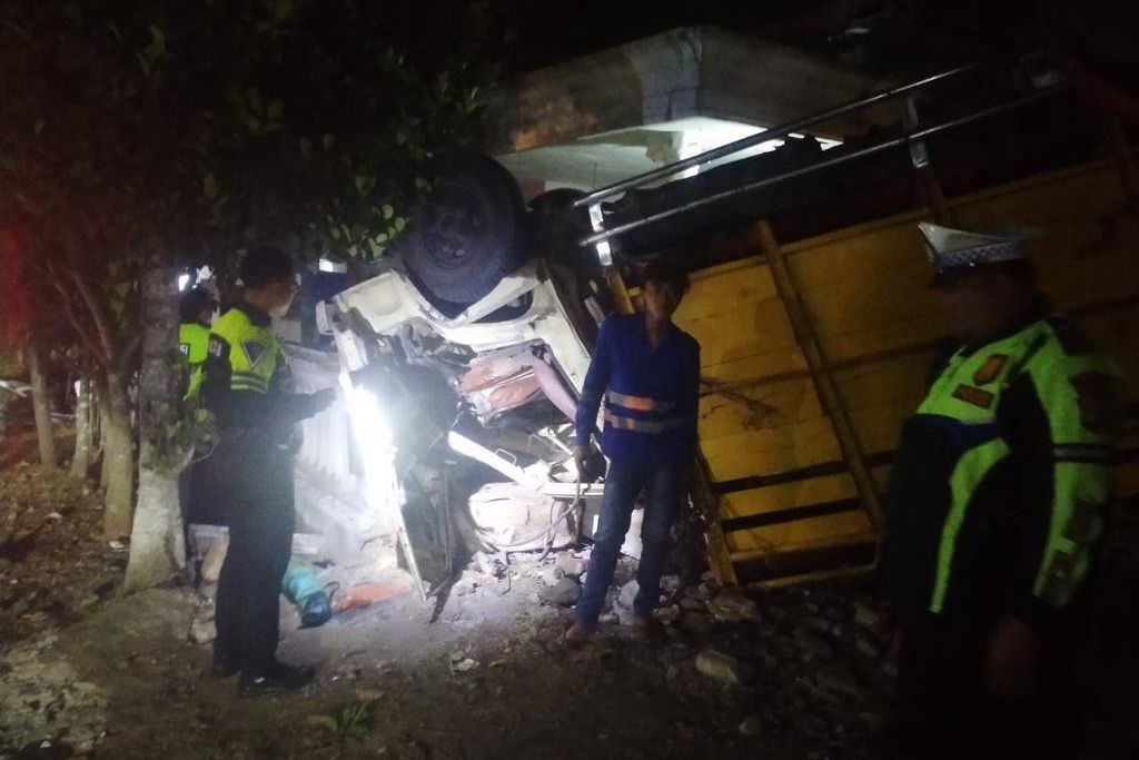Truk Berpenumpang Rombongan Wisatawan Tabrak Rumah Warga, 2 Meninggal