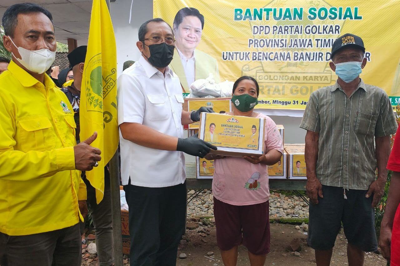 Kader Partai Golkar Urunan Bantu Warga Terdampak Banjir Jember