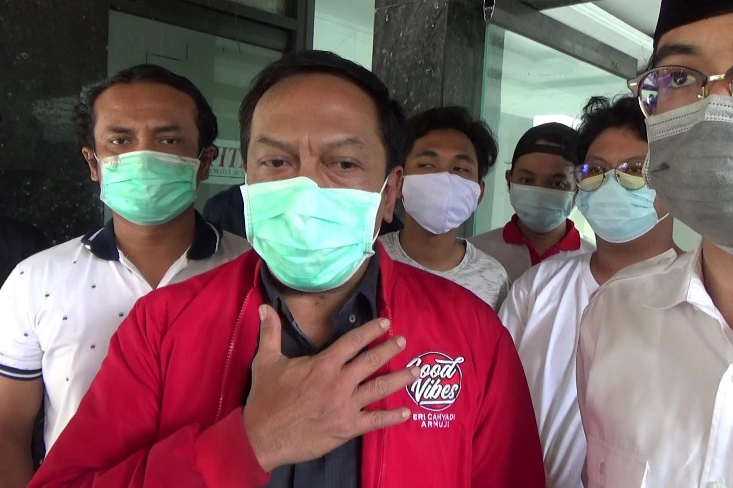 Jelang Pencoblosan, Markas Pendukung Eri Cahyadi-Armuji Diserang Ratusan Orang Tak Dikenal