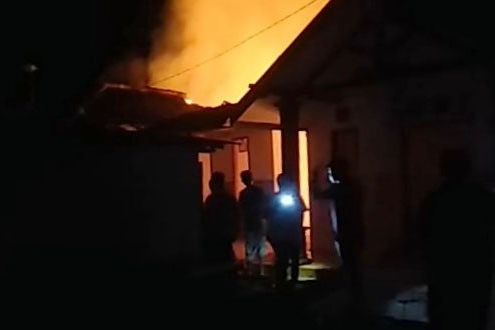 Gegara Laptop Tersambar Petir Kamar Rumah Warga di Lamongan Ludes Terbakar