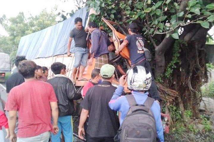 Tabrak Pohon di Jalur Black Spot Pantura Gresik, Kenek Tewas Terjepit Kabin Truk