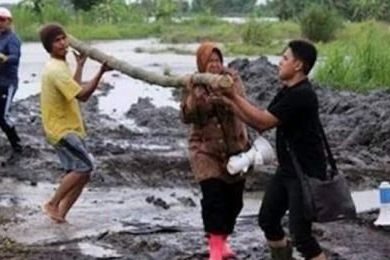 Angkat Kayu di Tempat Bencana, Risma Dapat Cibiran