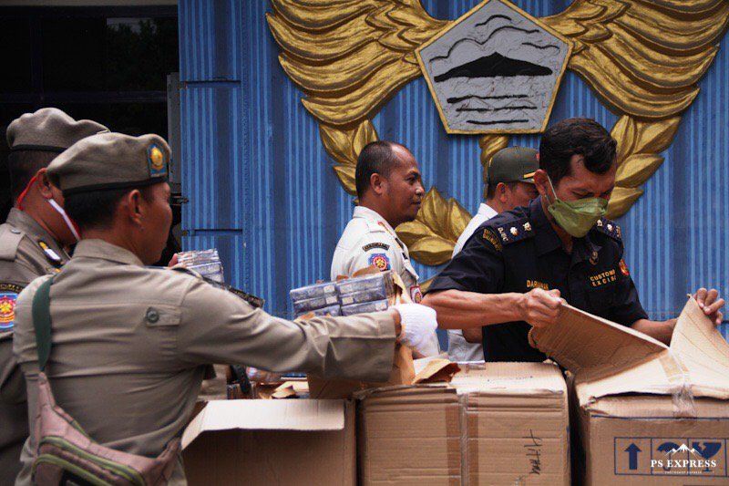 Operasi Penindakan, Satpol PP dan Bea Cukai Amankan Puluhan Ribu Rokok Ilegal di Situbondo