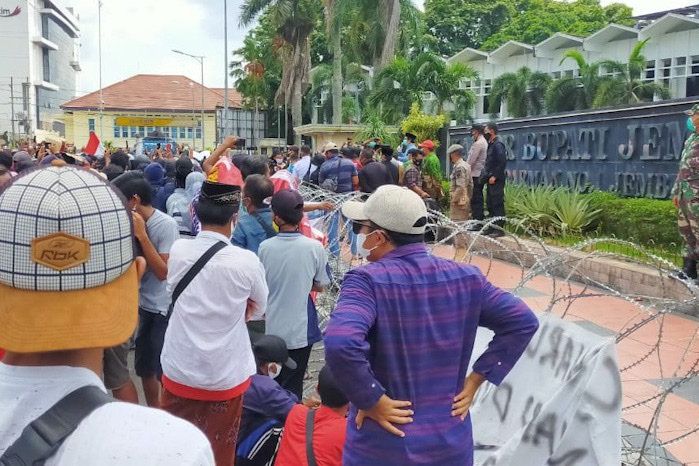 Ribuan Massa Demo Bupati Faida, Desak Minta Maaf ke Wabup Jember