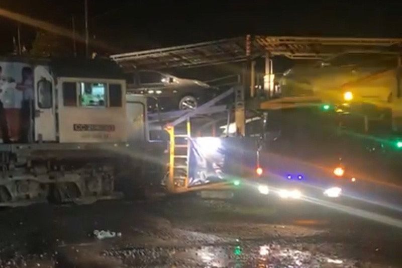 Berhenti di Tengah Perlintasan Sebidang Tanpa Palang Pintu Mojokerto, Truk Angkut Mobil Ditrabak KA Sancaka