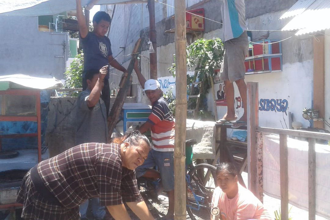 Dikomandoi Pak RT, Warga Mojo Gotong Royong Bangun Posko Eri-Armuji