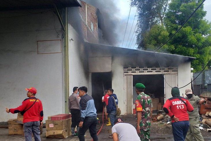 Gudang Penyimpanan Barang Elektronik di Situbondo Terbakar