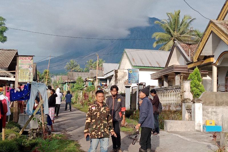 Guguran Awan Panas Kembali Turun dari Bibir Kawah Gunung Semeru