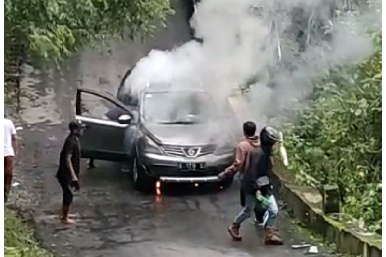Tidak Kuat Nanjak, Mobil Terbakar di Jalur Cangar - Pacet Mojokerto