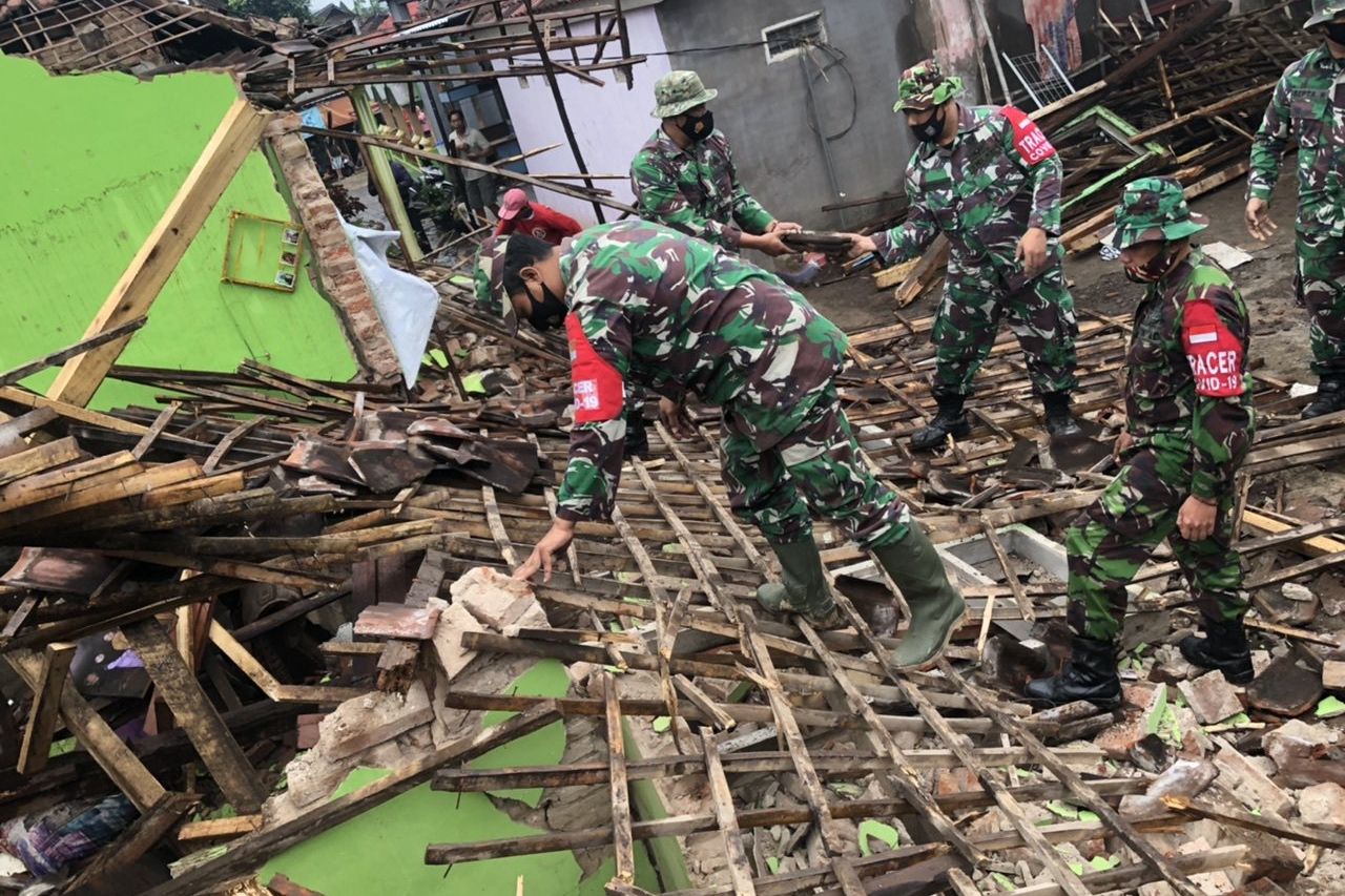 Gempa Susulan di Malang Membuat Warga dan TNI Berhamburan Lari