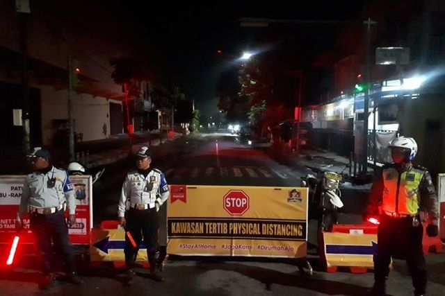 Antisipasi Covid-19, Akses Menuju Alun-Alun Caruban Ditutup 
