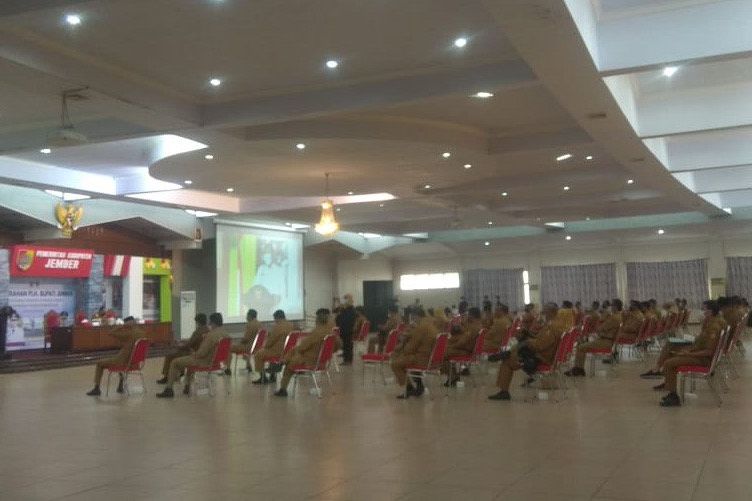 Rapat Perdana Plh Bupati Jember, Seluruh Pejabat Hasil Mutasi Faida Dikembalikan