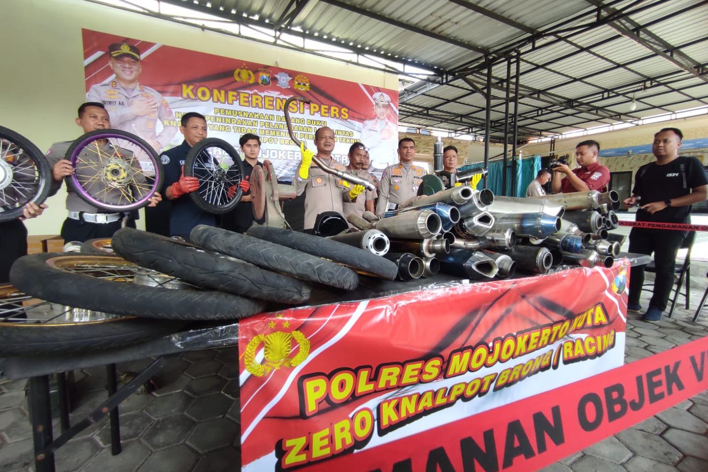 Puluhan Knalpot Brong Hasil Razia Dimusnahkan Satlantas Polresta Mojokerto