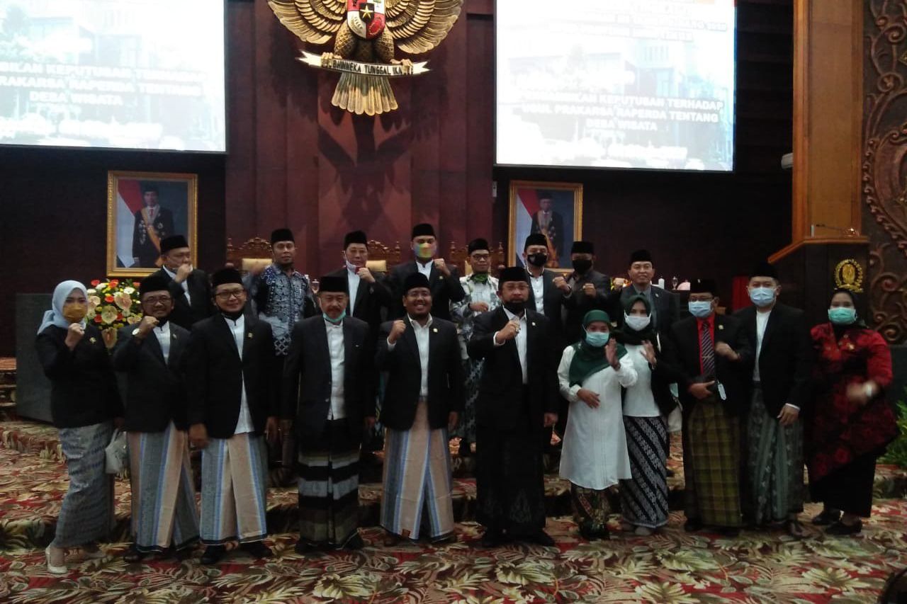Anggota DPRD Jatim Hadiri Sidang Paripurna Bersarung