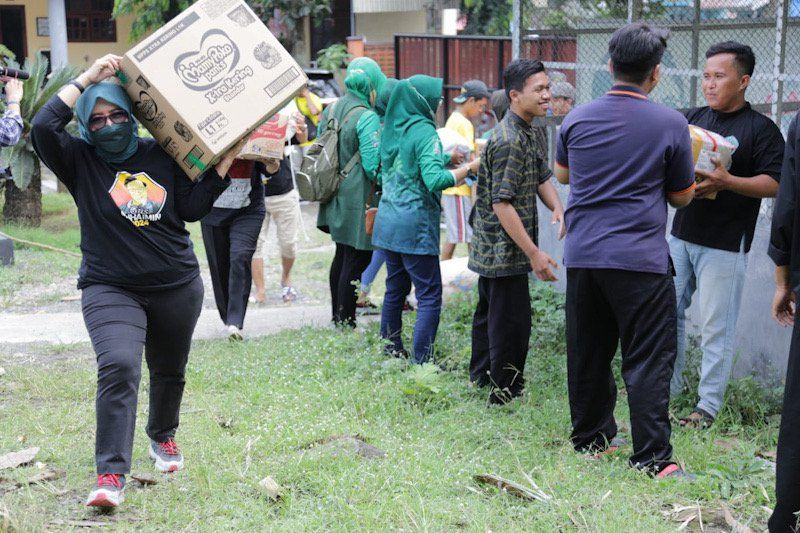 Wakil Ketua DPRD Jatim Turun Tangan Angkat Bantuan di Posko Bencana Gunung Semeru
