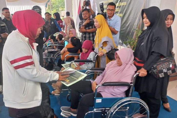 Gubernur Jatim Berikan Bantuan Sosial ke Warga Mojokerto